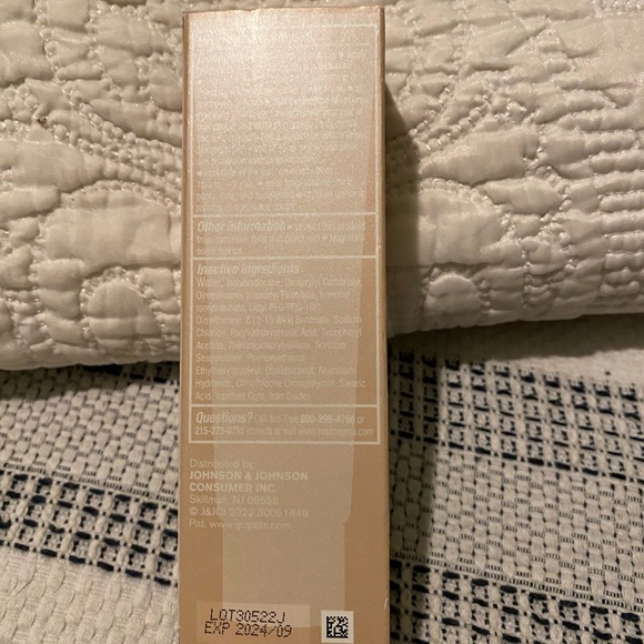 Neutrogena Pure Screen + Mineral UV Tint Face Liquid SPF 30 Light color White - Picture 3 of 5